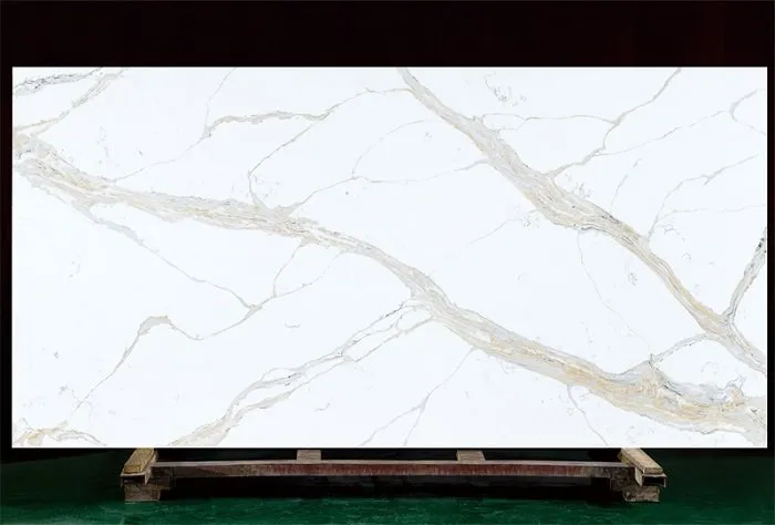 Hvit kvarts med benkeplater i gull