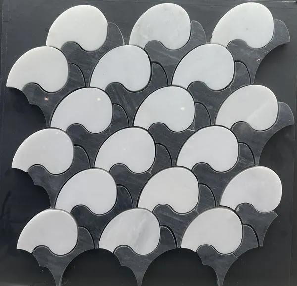 Svart og hvit marmormosaikk