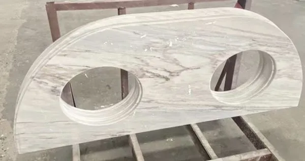 Baderomsservant i hvit marmor